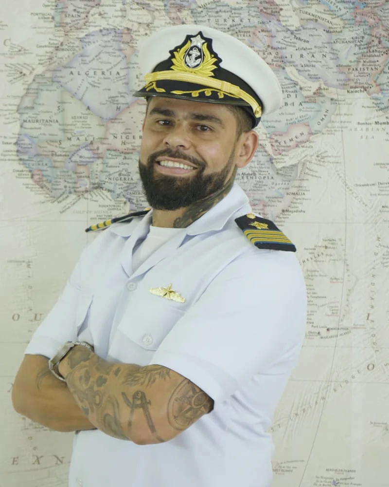 Comandante Wladmir Aquino fardado, diante de um mapa-múndi